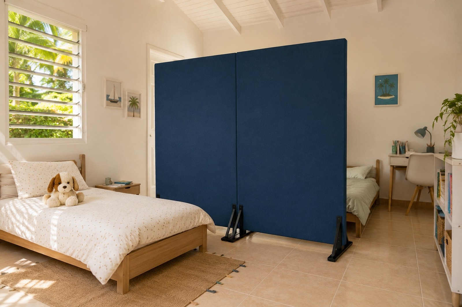 Deux cloisons Marine séparant une chambre