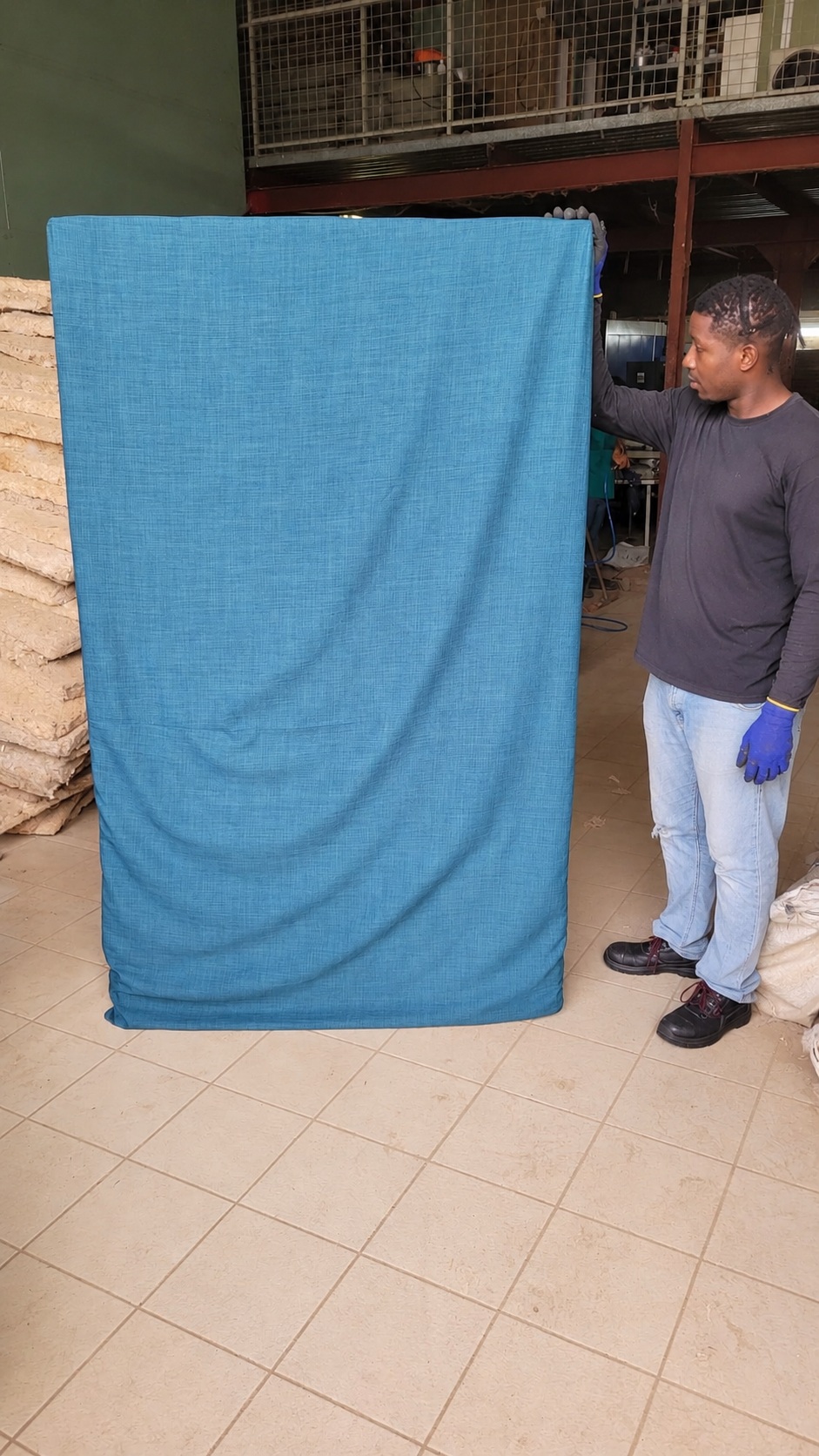 Housse tendue sur un panneau grand format à l'atelier de Ducos